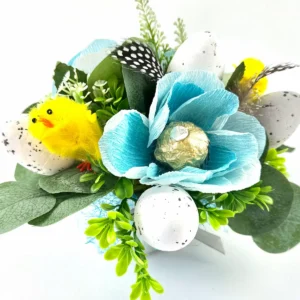 Flower arrangement with blue flowers